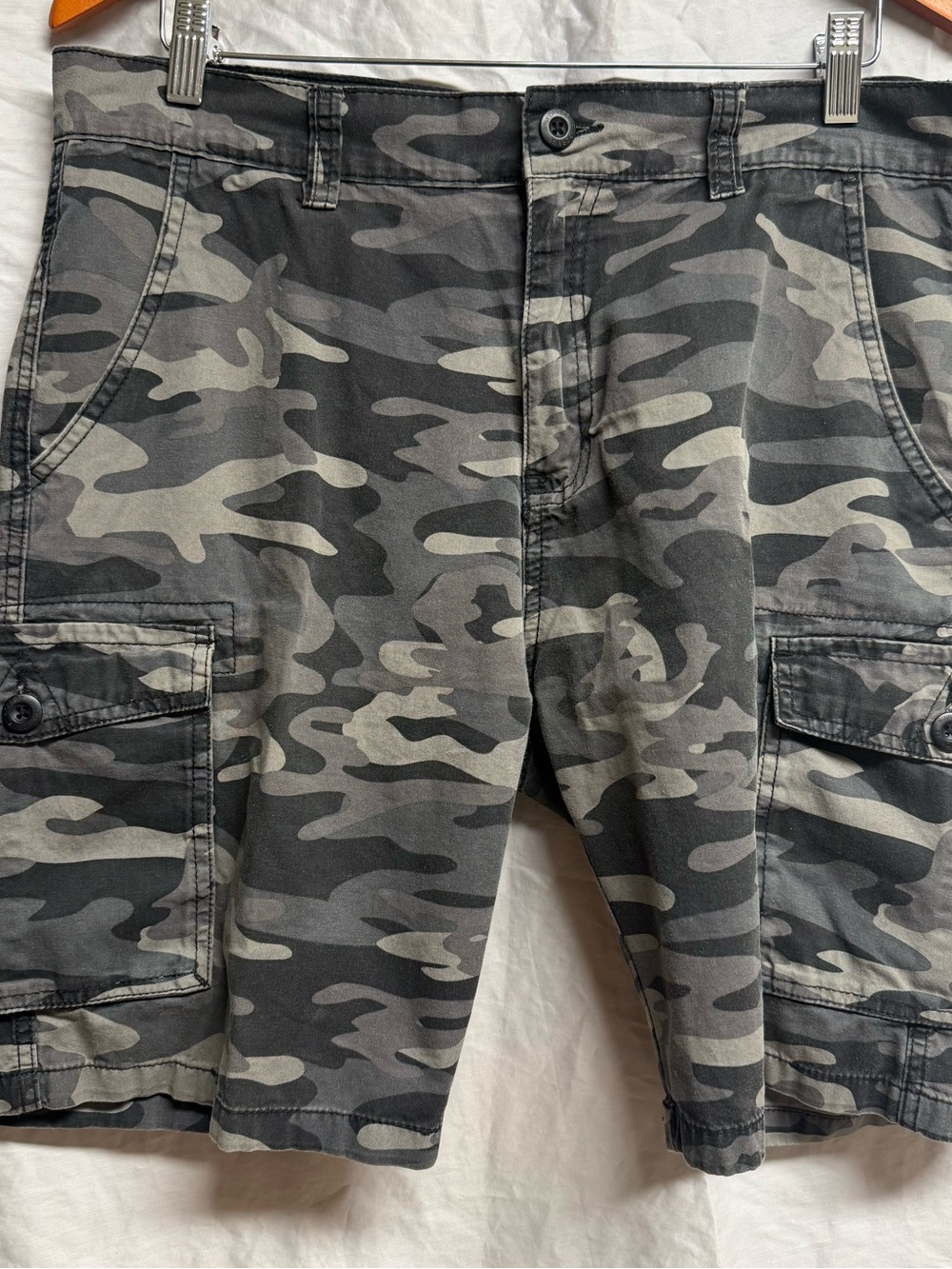 Ring Of Fire Men’s Gray & Black Camo Cargo Shorts size M